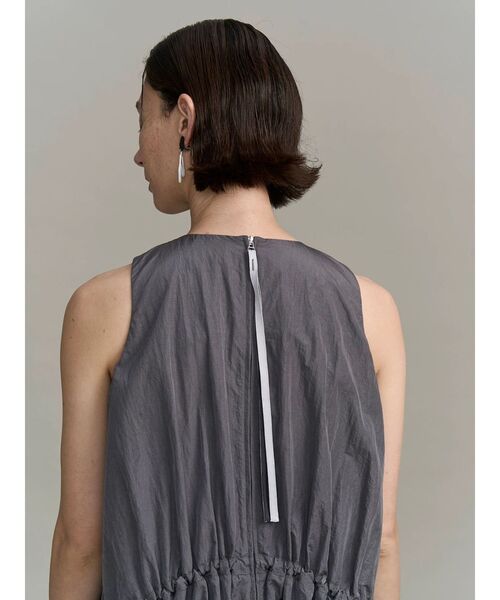 UN3D.(アンスリード)の「DRAWSTRING A-LINE OP(ワンピース・レディース・ブラック/ターコイズブルー/グレー・38/36)」の12枚目の写真