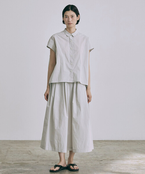 nicholson&nicholson(ニコルソンアンドニコルソン)の「nicholson & nicholson | バックギャザーシャツ WOMEN(シャツ/ブラウス・レディース・ネイビー/カーキ系1/ホワイト・38)」の4枚目の写真