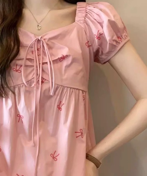 Mejoul(メジュール)の「リボン柄 パフスリーブ スクエアネック フロントギャザーチュニックブラウス(シャツ/ブラウス・レディース・アイボリー/ピンク・F)」の5枚目の写真