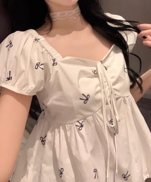 Mejoul(メジュール)の「リボン柄 パフスリーブ スクエアネック フロントギャザーチュニックブラウス(シャツ/ブラウス・レディース・アイボリー/ピンク・F)」の9枚目の写真