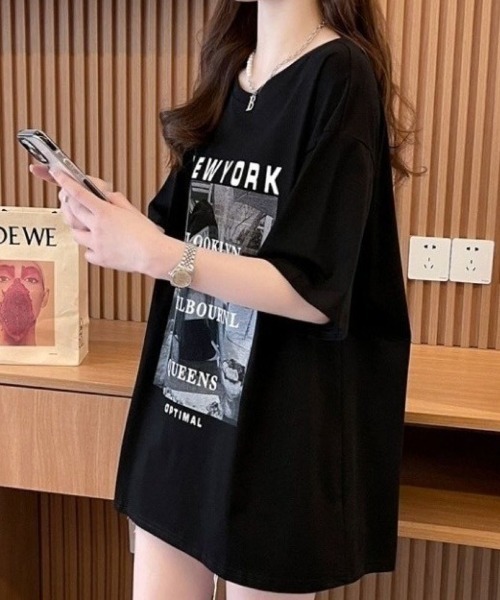 Lips(リップス)の「こなれ感抜群のフォトプリント!ゆるシルエットで着映えする大人カジュアルTシャツ(Tシャツ/カットソー・レディース・ブラック/ベージュ/ホワイト・FREE)」の2枚目の写真