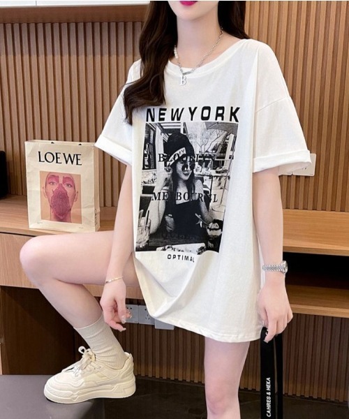 Lips(リップス)の「こなれ感抜群のフォトプリント!ゆるシルエットで着映えする大人カジュアルTシャツ(Tシャツ/カットソー・レディース・ブラック/ベージュ/ホワイト・FREE)」の17枚目の写真