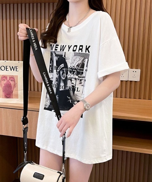 Lips(リップス)の「こなれ感抜群のフォトプリント!ゆるシルエットで着映えする大人カジュアルTシャツ(Tシャツ/カットソー・レディース・ブラック/ベージュ/ホワイト・FREE)」の4枚目の写真