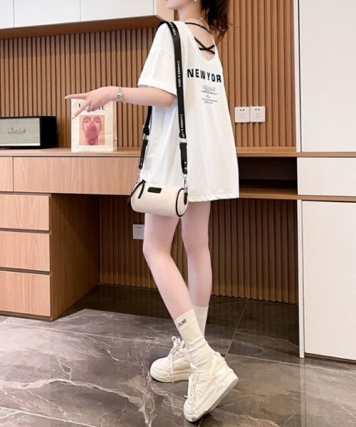 Lips(リップス)の「こなれ感抜群のフォトプリント!ゆるシルエットで着映えする大人カジュアルTシャツ(Tシャツ/カットソー・レディース・ブラック/ベージュ/ホワイト・FREE)」の7枚目の写真