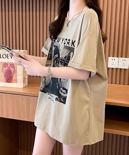 Lips(リップス)の「こなれ感抜群のフォトプリント!ゆるシルエットで着映えする大人カジュアルTシャツ(Tシャツ/カットソー・レディース・ブラック/ベージュ/ホワイト・FREE)」の13枚目の写真