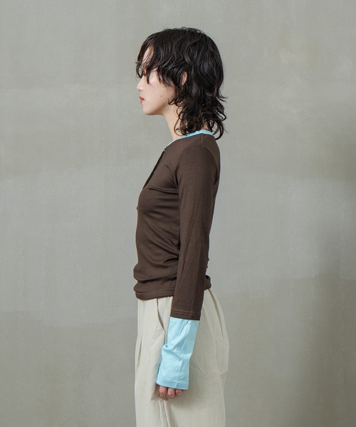 INOIE（イノイエ）の「[INOIE］ヘンリーネック・レイヤードシアートップス（Tシャツ/カットソー・レディース・ブラウン・SMALL）」の6枚目の写真