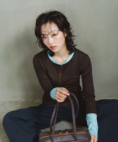 INOIE（イノイエ）の「[INOIE］ヘンリーネック・レイヤードシアートップス（Tシャツ/カットソー・レディース・ブラウン・SMALL）」の3枚目の写真
