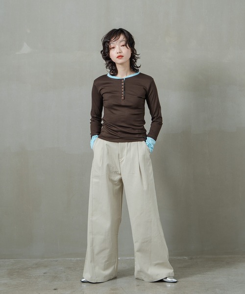 INOIE（イノイエ）の「[INOIE］ヘンリーネック・レイヤードシアートップス（Tシャツ/カットソー・レディース・ブラウン・SMALL）」の5枚目の写真
