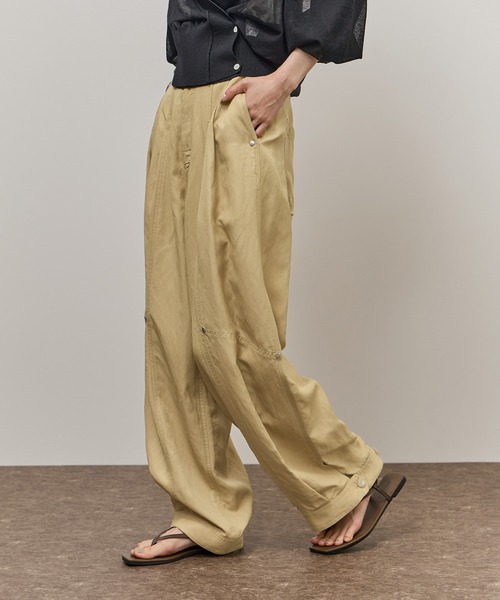 ADAM ET ROPE'(アダムエロペ)の「アジャストヘムクロップドパンツ(その他パンツ・レディース・ベージュ/ブラック・36/38)」の2枚目の写真