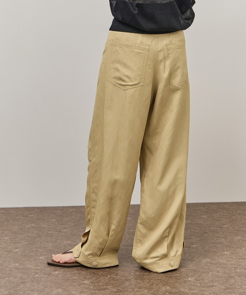 ADAM ET ROPE'(アダムエロペ)の「アジャストヘムクロップドパンツ(その他パンツ・レディース・ベージュ/ブラック・36/38)」の22枚目の写真