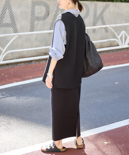 SLOBE IENA(スローブイエナ)の「《WEB限定/追加2》ダブルフェイスコットンニットベスト(ベスト・レディース・チャコールグレー/ブラック・FREE)」の4枚目の写真