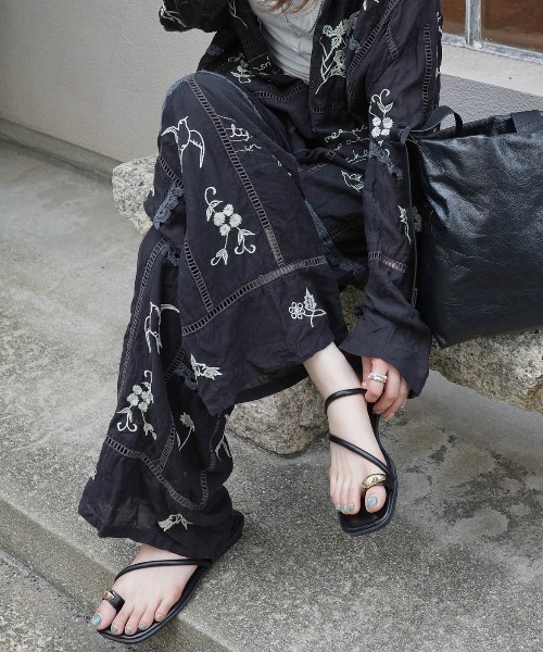 AMELY(エミリー)の「サムリング トングサンダル(サンダル・レディース・ブラック/ホワイト/ブラウン・40/37/36/35/39/38)」の20枚目の写真