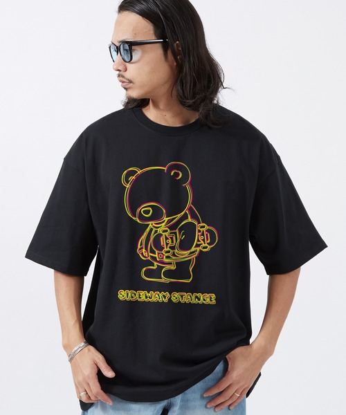 En serio TOKYO（エンソリオトーキョー）の「【SIDEWAYSTANCE】ネオンダウナーベアー半袖Tシャツ 70483（Tシャツ/カットソー・メンズ・ブラック/ホワイト・MEDIUM）」の2枚目の写真
