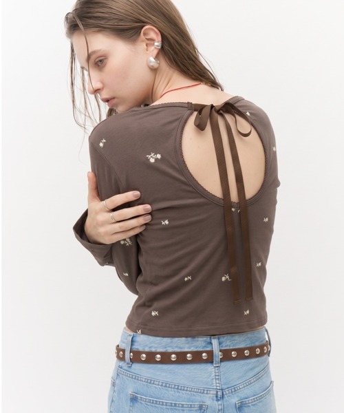 Lutim by u(ルチバイユー)の「ミュートフラワー刺繍バックリボントップス(Tシャツ/カットソー・レディース・ベージュ/ブラック/ブラウン・FREE)」の3枚目の写真