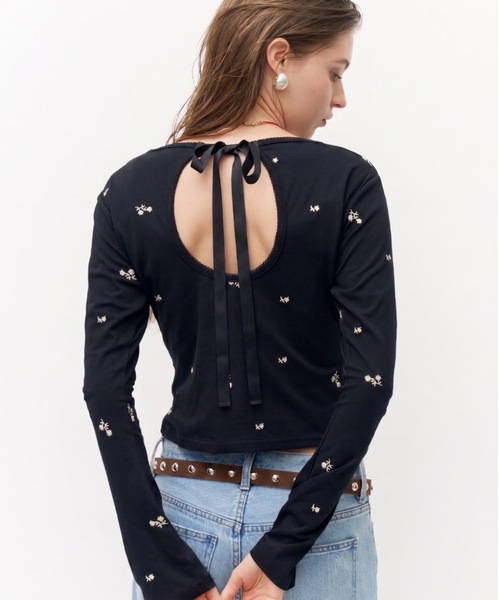 Lutim by u(ルチバイユー)の「ミュートフラワー刺繍バックリボントップス(Tシャツ/カットソー・レディース・ベージュ/ブラック/ブラウン・FREE)」の2枚目の写真