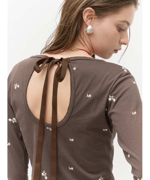 Lutim by u(ルチバイユー)の「ミュートフラワー刺繍バックリボントップス(Tシャツ/カットソー・レディース・ベージュ/ブラック/ブラウン・FREE)」の9枚目の写真