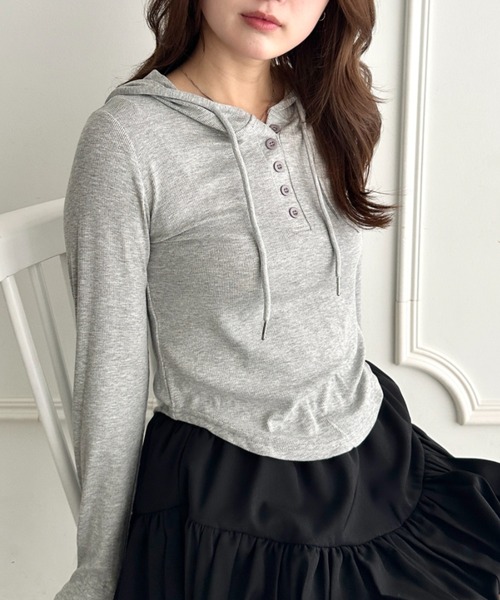 CLEA(クレア)の「フード付きヘンリーネック長袖トップス(Tシャツ/カットソー・レディース・チャコールグレー/グレー/カーキ/ホワイト/ブラック・FREE)」の4枚目の写真
