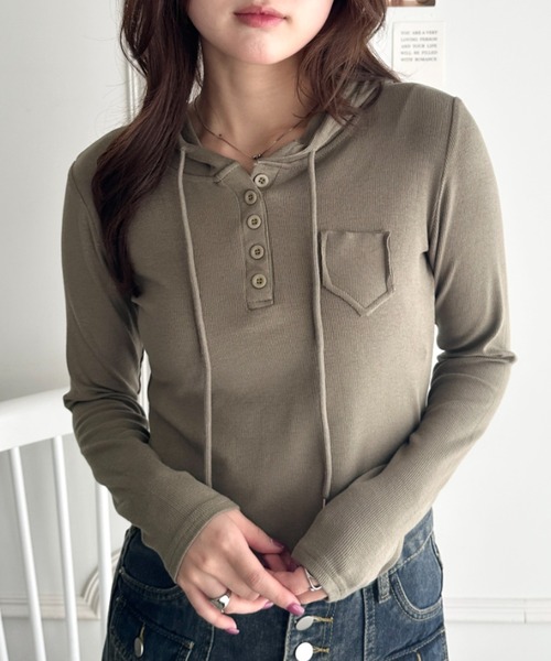 CLEA(クレア)の「フード付きヘンリーネック長袖トップス(Tシャツ/カットソー・レディース・チャコールグレー/グレー/カーキ/ホワイト/ブラック・FREE)」の5枚目の写真