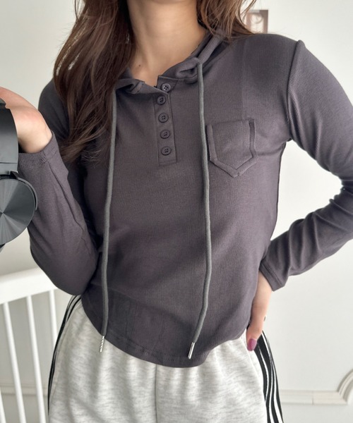 CLEA(クレア)の「フード付きヘンリーネック長袖トップス(Tシャツ/カットソー・レディース・チャコールグレー/グレー/カーキ/ホワイト/ブラック・FREE)」の3枚目の写真