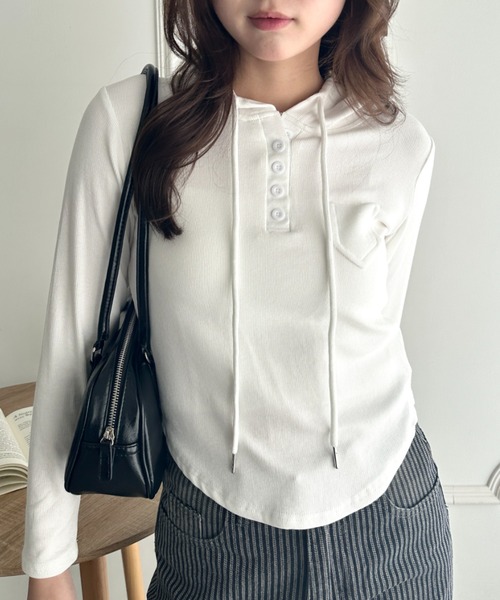 CLEA(クレア)の「フード付きヘンリーネック長袖トップス(Tシャツ/カットソー・レディース・チャコールグレー/グレー/カーキ/ホワイト/ブラック・FREE)」の6枚目の写真