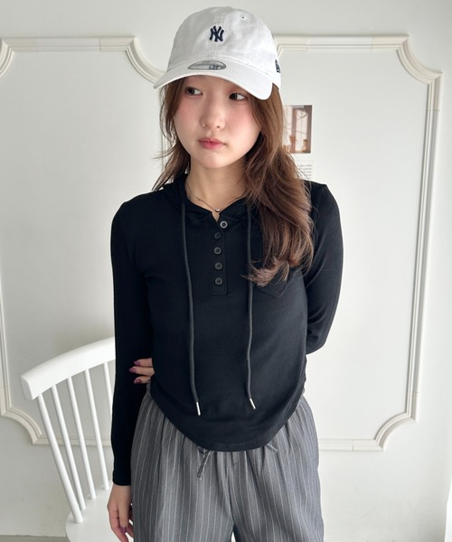 CLEA(クレア)の「フード付きヘンリーネック長袖トップス(Tシャツ/カットソー・レディース・チャコールグレー/グレー/カーキ/ホワイト/ブラック・FREE)」の16枚目の写真