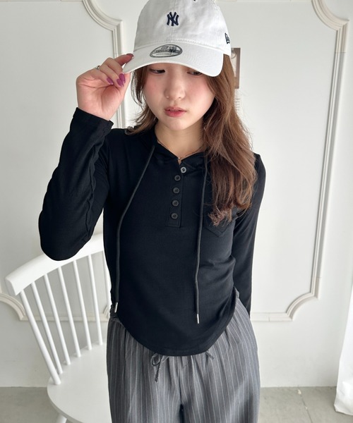 CLEA(クレア)の「フード付きヘンリーネック長袖トップス(Tシャツ/カットソー・レディース・チャコールグレー/グレー/カーキ/ホワイト/ブラック・FREE)」の17枚目の写真