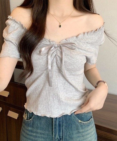 Beststore(ベストストア)の「胸元リボン オフショルダー トップス 半袖 ギャザー クシュクシュ 伸縮性(Tシャツ/カットソー・レディース・アイボリー/グレー/セージグリーン・FREE)」の3枚目の写真