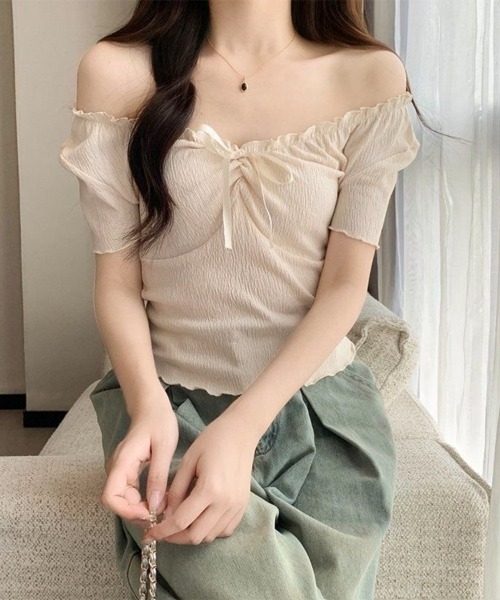 Beststore(ベストストア)の「胸元リボン オフショルダー トップス 半袖 ギャザー クシュクシュ 伸縮性(Tシャツ/カットソー・レディース・アイボリー/グレー/セージグリーン・FREE)」の2枚目の写真