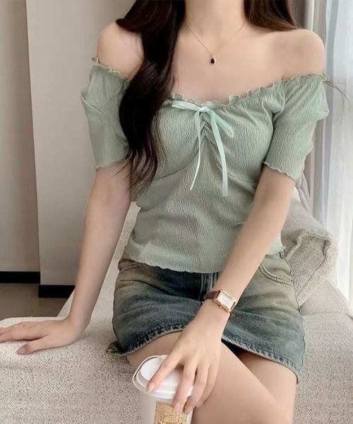 Beststore(ベストストア)の「胸元リボン オフショルダー トップス 半袖 ギャザー クシュクシュ 伸縮性(Tシャツ/カットソー・レディース・アイボリー/グレー/セージグリーン・FREE)」の1枚目の写真