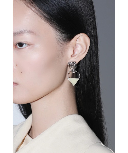 TOGA TOO(トーガトゥ)の「【TOGA TOO/トーガトゥー】Triangle pierced earrings(ピアス(両耳用)・レディース・シルバー/イエロー・FREE)」の2枚目の写真