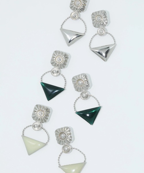 TOGA TOO(トーガトゥ)の「【TOGA TOO/トーガトゥー】Triangle pierced earrings(ピアス(両耳用)・レディース・シルバー/イエロー・FREE)」の3枚目の写真