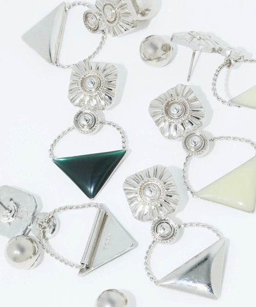 TOGA TOO(トーガトゥ)の「【TOGA TOO/トーガトゥー】Triangle pierced earrings(ピアス(両耳用)・レディース・シルバー/イエロー・FREE)」の4枚目の写真