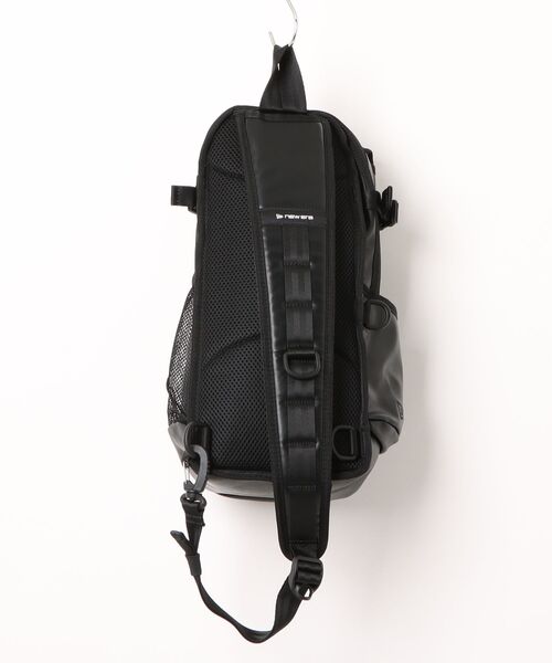 NEW ERA(ニューエラ)の「【NEW ERA/ニューエラ】スリングボディバッグ 12L シンセティックレザー ブラック(ボディバッグ/ウエストポーチ・メンズ・ブラック・FREE)」の2枚目の写真