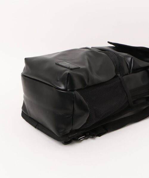 NEW ERA(ニューエラ)の「【NEW ERA/ニューエラ】スリングボディバッグ 12L シンセティックレザー ブラック(ボディバッグ/ウエストポーチ・メンズ・ブラック・FREE)」の3枚目の写真