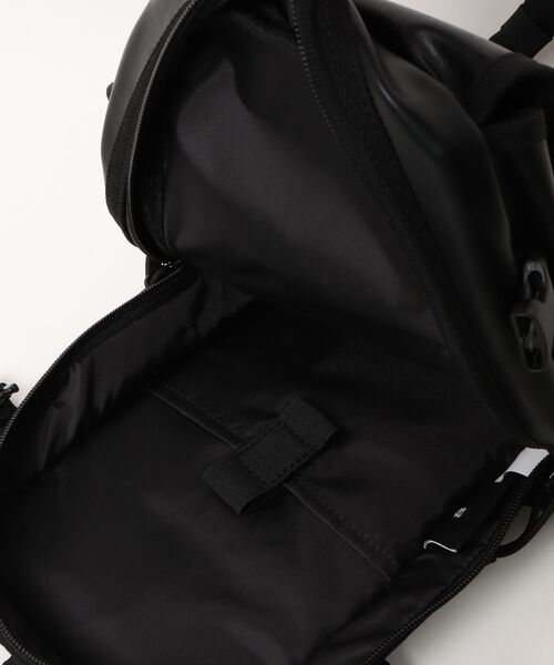 NEW ERA(ニューエラ)の「【NEW ERA/ニューエラ】スリングボディバッグ 12L シンセティックレザー ブラック(ボディバッグ/ウエストポーチ・メンズ・ブラック・FREE)」の4枚目の写真