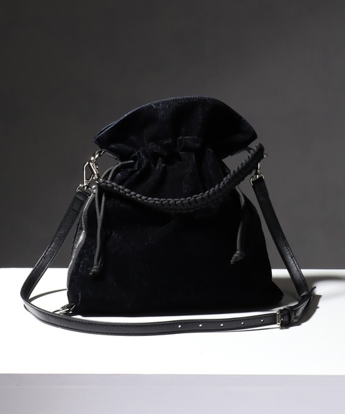 welise(ウェライズ)の「【welise×ADAMPATEK】faded flockey denim drawstring minibag/フェードフロッキーデニム 巾着バッグ(ショルダーバッグ・メンズ・ブラック/ダークインディゴブルー・FREE)」の2枚目の写真