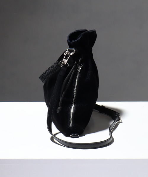 welise(ウェライズ)の「【welise×ADAMPATEK】faded flockey denim drawstring minibag/フェードフロッキーデニム 巾着バッグ(ショルダーバッグ・メンズ・ブラック/ダークインディゴブルー・FREE)」の10枚目の写真