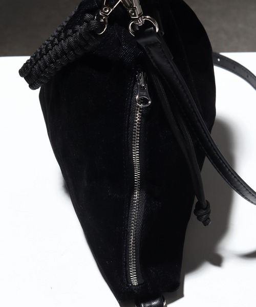 welise(ウェライズ)の「【welise×ADAMPATEK】faded flockey denim drawstring minibag/フェードフロッキーデニム 巾着バッグ(ショルダーバッグ・メンズ・ブラック/ダークインディゴブルー・FREE)」の3枚目の写真