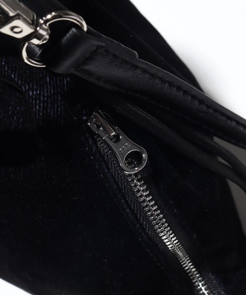 welise(ウェライズ)の「【welise×ADAMPATEK】faded flockey denim drawstring minibag/フェードフロッキーデニム 巾着バッグ(ショルダーバッグ・メンズ・ブラック/ダークインディゴブルー・FREE)」の4枚目の写真