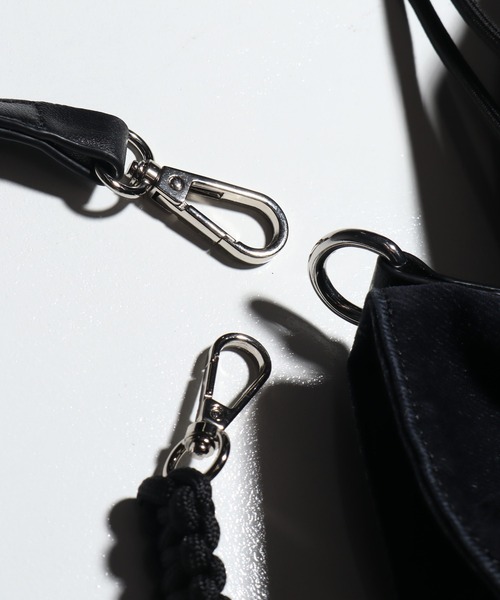 welise(ウェライズ)の「【welise×ADAMPATEK】faded flockey denim drawstring minibag/フェードフロッキーデニム 巾着バッグ(ショルダーバッグ・メンズ・ブラック/ダークインディゴブルー・FREE)」の6枚目の写真