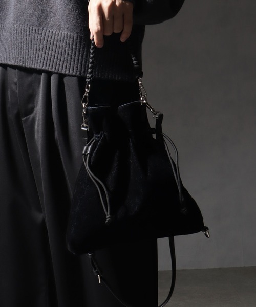 welise(ウェライズ)の「【welise×ADAMPATEK】faded flockey denim drawstring minibag/フェードフロッキーデニム 巾着バッグ(ショルダーバッグ・メンズ・ブラック/ダークインディゴブルー・FREE)」の7枚目の写真