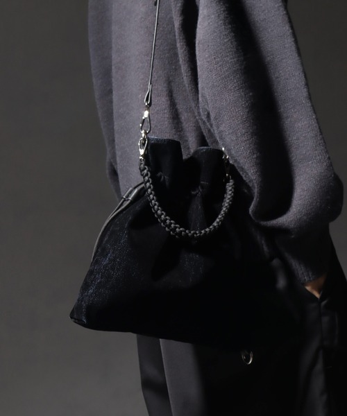welise(ウェライズ)の「【welise×ADAMPATEK】faded flockey denim drawstring minibag/フェードフロッキーデニム 巾着バッグ(ショルダーバッグ・メンズ・ブラック/ダークインディゴブルー・FREE)」の8枚目の写真