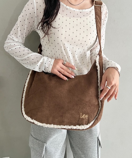 Lee(リー)の「Lee.ボアポケット コーデュロイショルダーバッグ.A4対応 ユニセックス(ショルダーバッグ・レディース・グレイッシュベージュ/ベージュ/ダークブラウン/ブラック・FREE)」の2枚目の写真