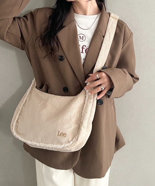 Lee(リー)の「Lee.ボアポケット コーデュロイショルダーバッグ.A4対応 ユニセックス(ショルダーバッグ・レディース・グレイッシュベージュ/ベージュ/ダークブラウン/ブラック・FREE)」の3枚目の写真