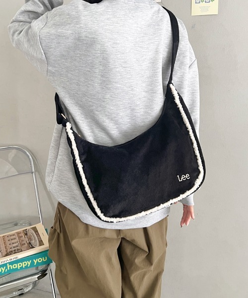 Lee(リー)の「Lee.ボアポケット コーデュロイショルダーバッグ.A4対応 ユニセックス(ショルダーバッグ・レディース・グレイッシュベージュ/ベージュ/ダークブラウン/ブラック・FREE)」の1枚目の写真