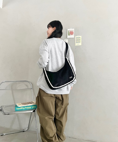 Lee(リー)の「Lee.ボアポケット コーデュロイショルダーバッグ.A4対応 ユニセックス(ショルダーバッグ・レディース・グレイッシュベージュ/ベージュ/ダークブラウン/ブラック・FREE)」の22枚目の写真