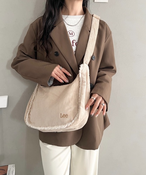 Lee(リー)の「Lee.ボアポケット コーデュロイショルダーバッグ.A4対応 ユニセックス(ショルダーバッグ・レディース・グレイッシュベージュ/ベージュ/ダークブラウン/ブラック・FREE)」の5枚目の写真
