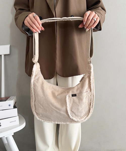 Lee(リー)の「Lee.ボアポケット コーデュロイショルダーバッグ.A4対応 ユニセックス(ショルダーバッグ・レディース・グレイッシュベージュ/ベージュ/ダークブラウン/ブラック・FREE)」の15枚目の写真