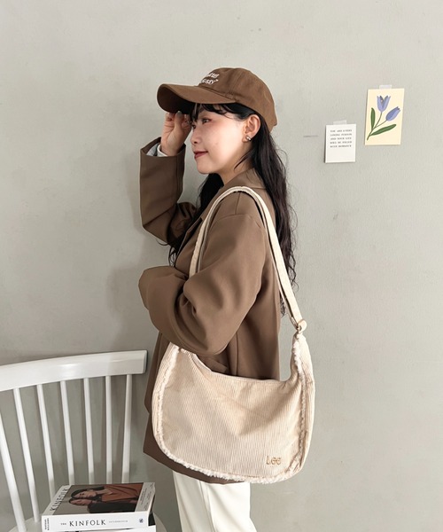 Lee(リー)の「Lee.ボアポケット コーデュロイショルダーバッグ.A4対応 ユニセックス(ショルダーバッグ・レディース・グレイッシュベージュ/ベージュ/ダークブラウン/ブラック・FREE)」の6枚目の写真