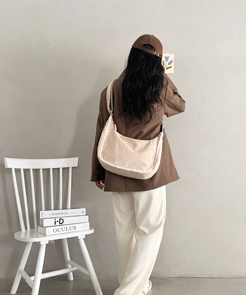 Lee(リー)の「Lee.ボアポケット コーデュロイショルダーバッグ.A4対応 ユニセックス(ショルダーバッグ・レディース・グレイッシュベージュ/ベージュ/ダークブラウン/ブラック・FREE)」の7枚目の写真